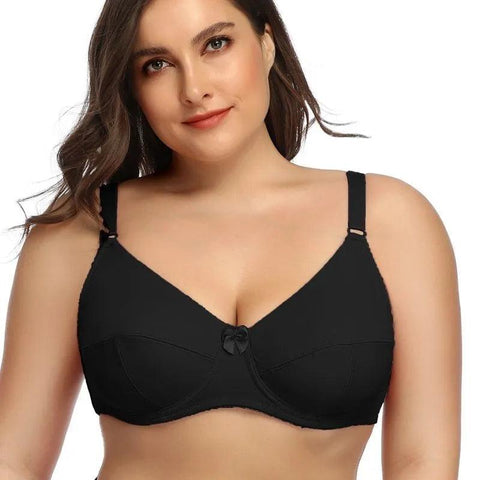Mulher com Sutiã íntimo preto, com rosto sorridente e cabelos escuros.