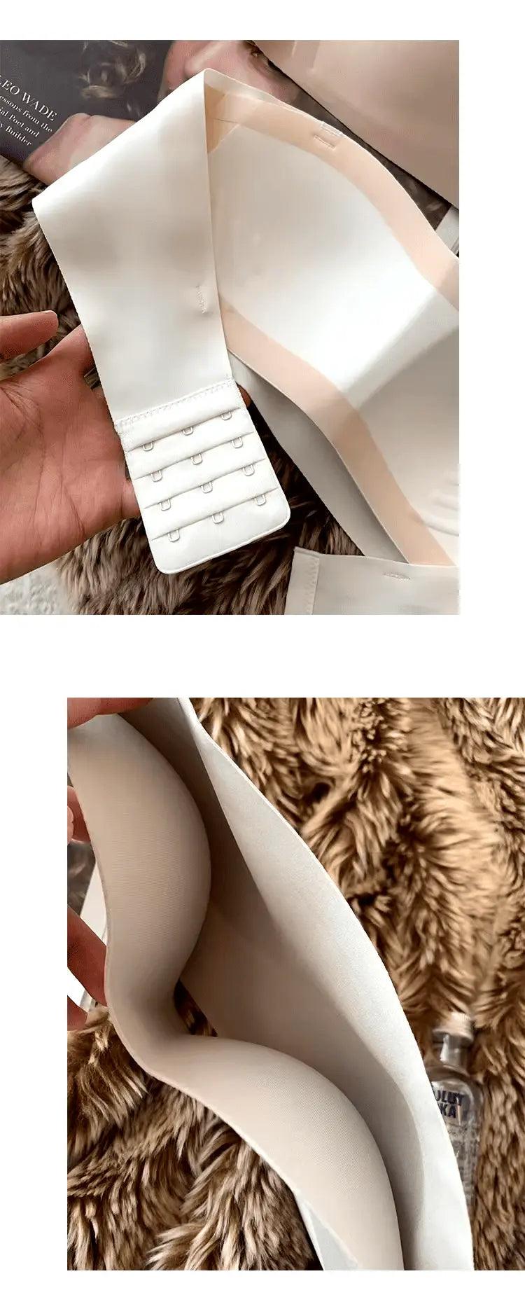Sutiã tomara que caia branco com alças ajustáveis ​​e detalhes de enchimento.
