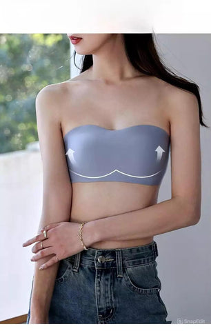 Sutiã tomara que caia  com calça jeans de cintura alta.