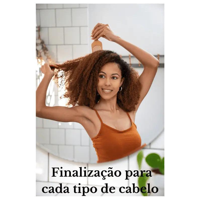 Mulher finalizando cabelo cacheado com pente de madeira, promovendo definição e volume natural
