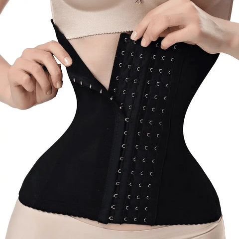 Corset preto com detalhes em tachas.